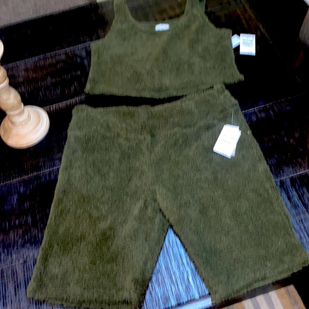 New Hunter Green shorts and cutoff tank top selling both pieces together s/L